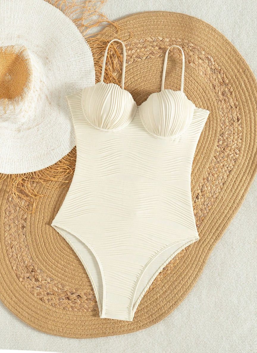Encante-se com o Maiô Stela: design com relevo premium, bojo push-up em formato de leque e costas abertas. O toque de sereia moderna para o seu verão. Confira!