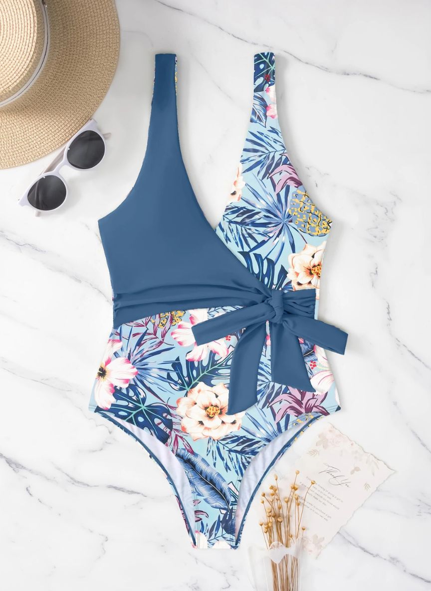 Realce sua silhueta com o Maiô Gemelli Silvane. Estampa tropical exclusiva, decote em V e laço modelador na cintura. Conforto e estilo Boho para o seu verão. Confira!