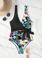 Realce sua silhueta com o Maiô Gemelli Silvane. Estampa tropical exclusiva, decote em V e laço modelador na cintura. Conforto e estilo Boho para o seu verão. Confira!