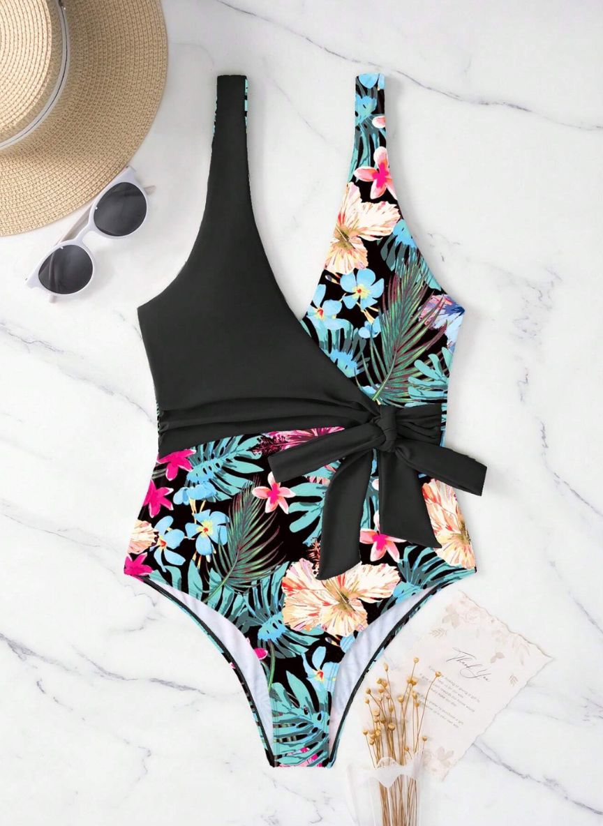 Realce sua silhueta com o Maiô Gemelli Silvane. Estampa tropical exclusiva, decote em V e laço modelador na cintura. Conforto e estilo Boho para o seu verão. Confira!