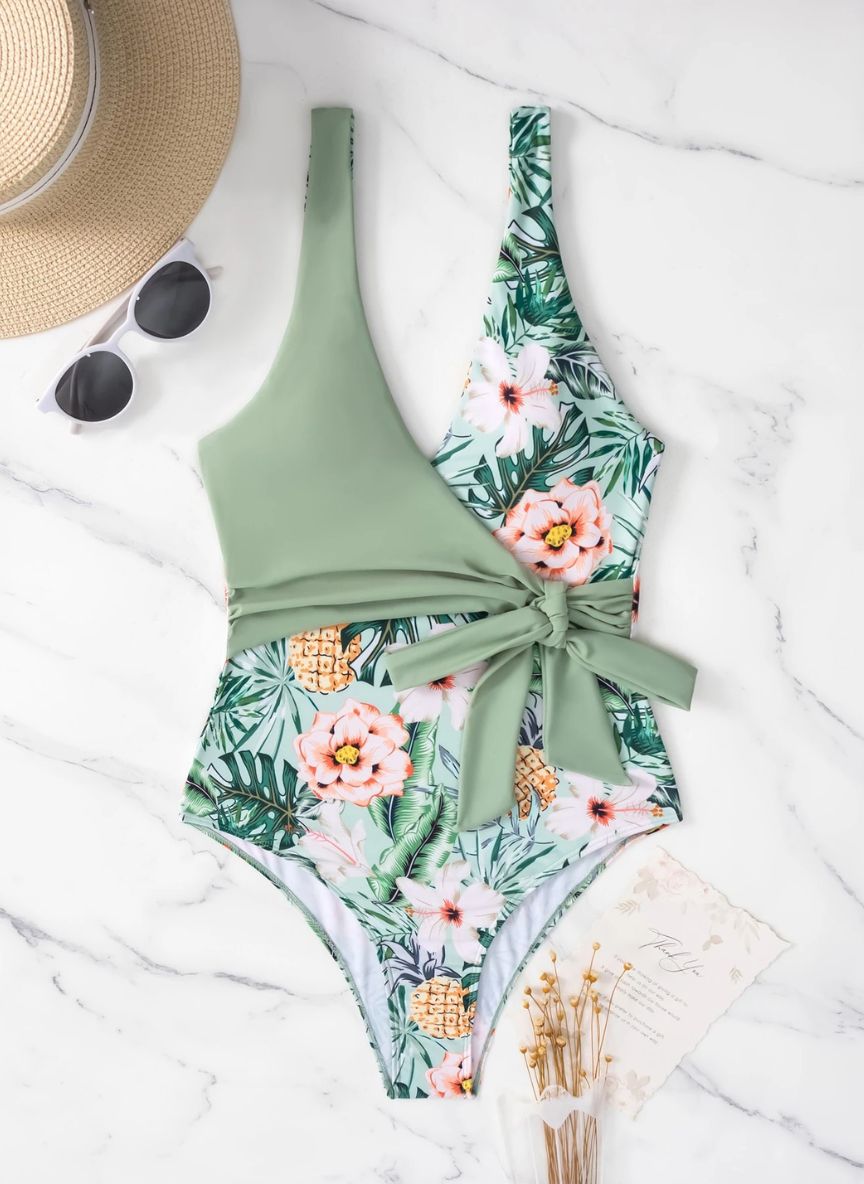 Realce sua silhueta com o Maiô Gemelli Silvane. Estampa tropical exclusiva, decote em V e laço modelador na cintura. Conforto e estilo Boho para o seu verão. Confira!