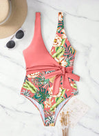 Realce sua silhueta com o Maiô Gemelli Silvane. Estampa tropical exclusiva, decote em V e laço modelador na cintura. Conforto e estilo Boho para o seu verão. Confira!
