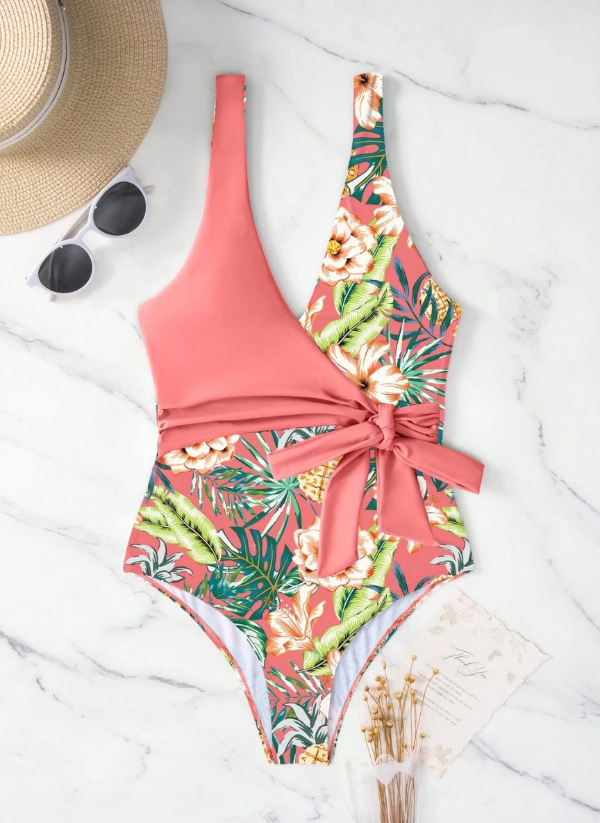 Realce sua silhueta com o Maiô Gemelli Silvane. Estampa tropical exclusiva, decote em V e laço modelador na cintura. Conforto e estilo Boho para o seu verão. Confira!