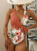 Realce sua silhueta com o Maiô Gemelli Silvane. Estampa tropical exclusiva, decote em V e laço modelador na cintura. Conforto e estilo Boho para o seu verão. Confira!