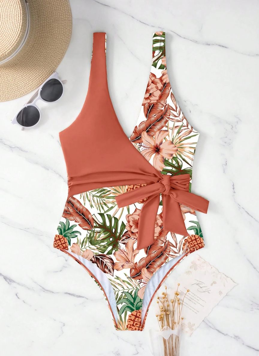 Realce sua silhueta com o Maiô Gemelli Silvane. Estampa tropical exclusiva, decote em V e laço modelador na cintura. Conforto e estilo Boho para o seu verão. Confira!