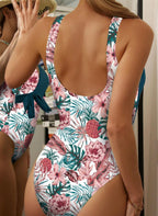 Realce sua silhueta com o Maiô Gemelli Silvane. Estampa tropical exclusiva, decote em V e laço modelador na cintura. Conforto e estilo Boho para o seu verão. Confira!