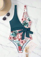 Realce sua silhueta com o Maiô Gemelli Silvane. Estampa tropical exclusiva, decote em V e laço modelador na cintura. Conforto e estilo Boho para o seu verão. Confira!