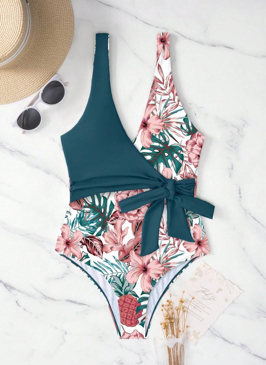 Realce sua silhueta com o Maiô Gemelli Silvane. Estampa tropical exclusiva, decote em V e laço modelador na cintura. Conforto e estilo Boho para o seu verão. Confira!