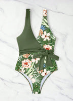 Realce sua silhueta com o Maiô Gemelli Silvane. Estampa tropical exclusiva, decote em V e laço modelador na cintura. Conforto e estilo Boho para o seu verão. Confira!