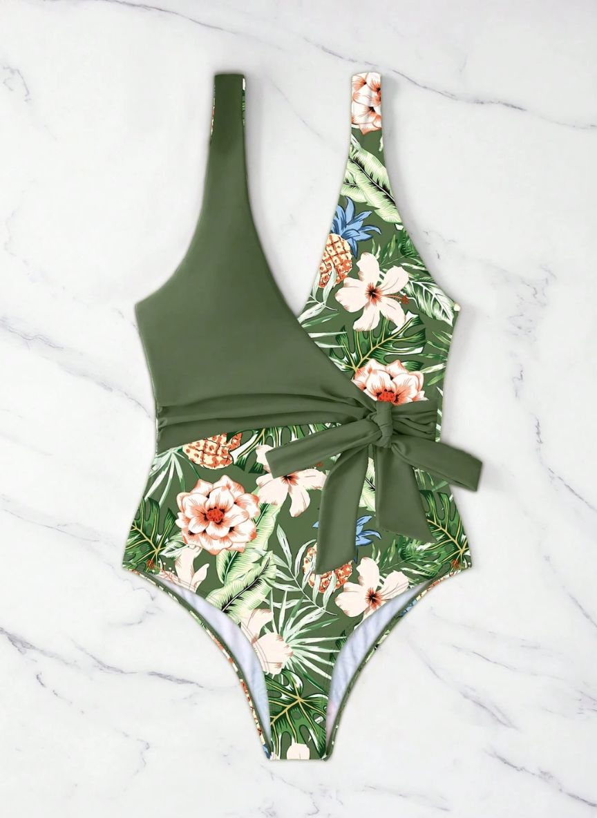 Realce sua silhueta com o Maiô Gemelli Silvane. Estampa tropical exclusiva, decote em V e laço modelador na cintura. Conforto e estilo Boho para o seu verão. Confira!