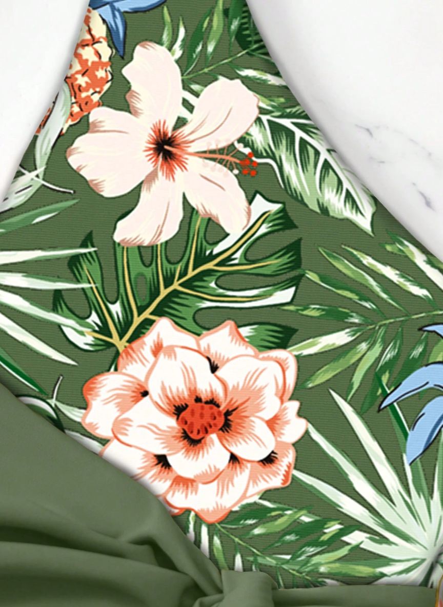 Realce sua silhueta com o Maiô Gemelli Silvane. Estampa tropical exclusiva, decote em V e laço modelador na cintura. Conforto e estilo Boho para o seu verão. Confira!