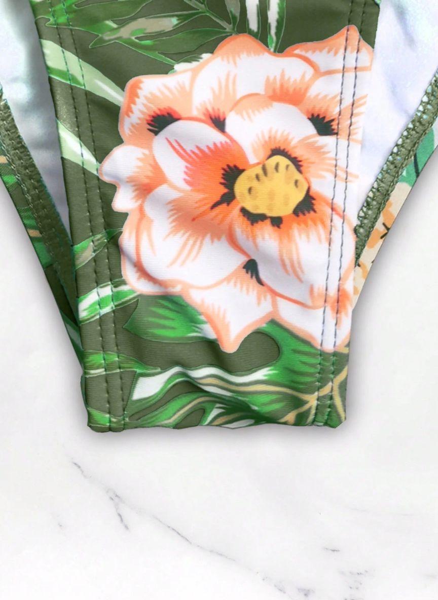 Realce sua silhueta com o Maiô Gemelli Silvane. Estampa tropical exclusiva, decote em V e laço modelador na cintura. Conforto e estilo Boho para o seu verão. Confira!