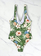 Realce sua silhueta com o Maiô Gemelli Silvane. Estampa tropical exclusiva, decote em V e laço modelador na cintura. Conforto e estilo Boho para o seu verão. Confira!