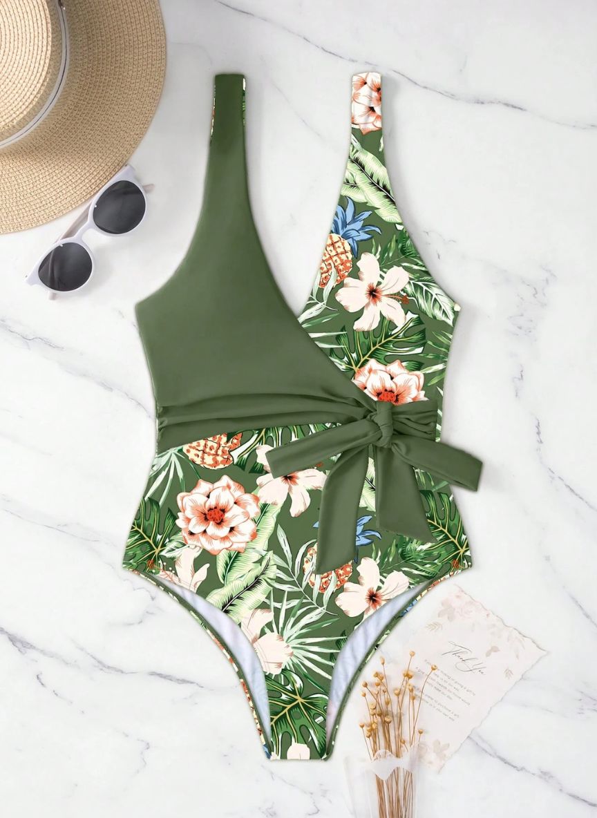 Realce sua silhueta com o Maiô Gemelli Silvane. Estampa tropical exclusiva, decote em V e laço modelador na cintura. Conforto e estilo Boho para o seu verão. Confira!