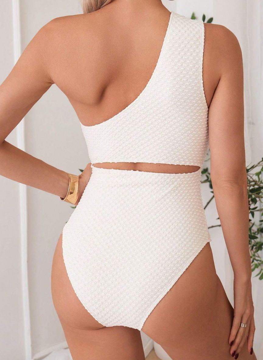 Descubra o Maiô Fascino Maryam: design assimétrico, tecido texturizado premium e corte que valoriza as curvas. O toque de luxo que faltava no seu verão. Confira!