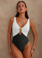 Maiô D’oro Atena: color block elegante, detalhe dourado e recorte vazado sutil. Modelagem com perna mais alta e bojo removível. Sofisticação para o verão.
