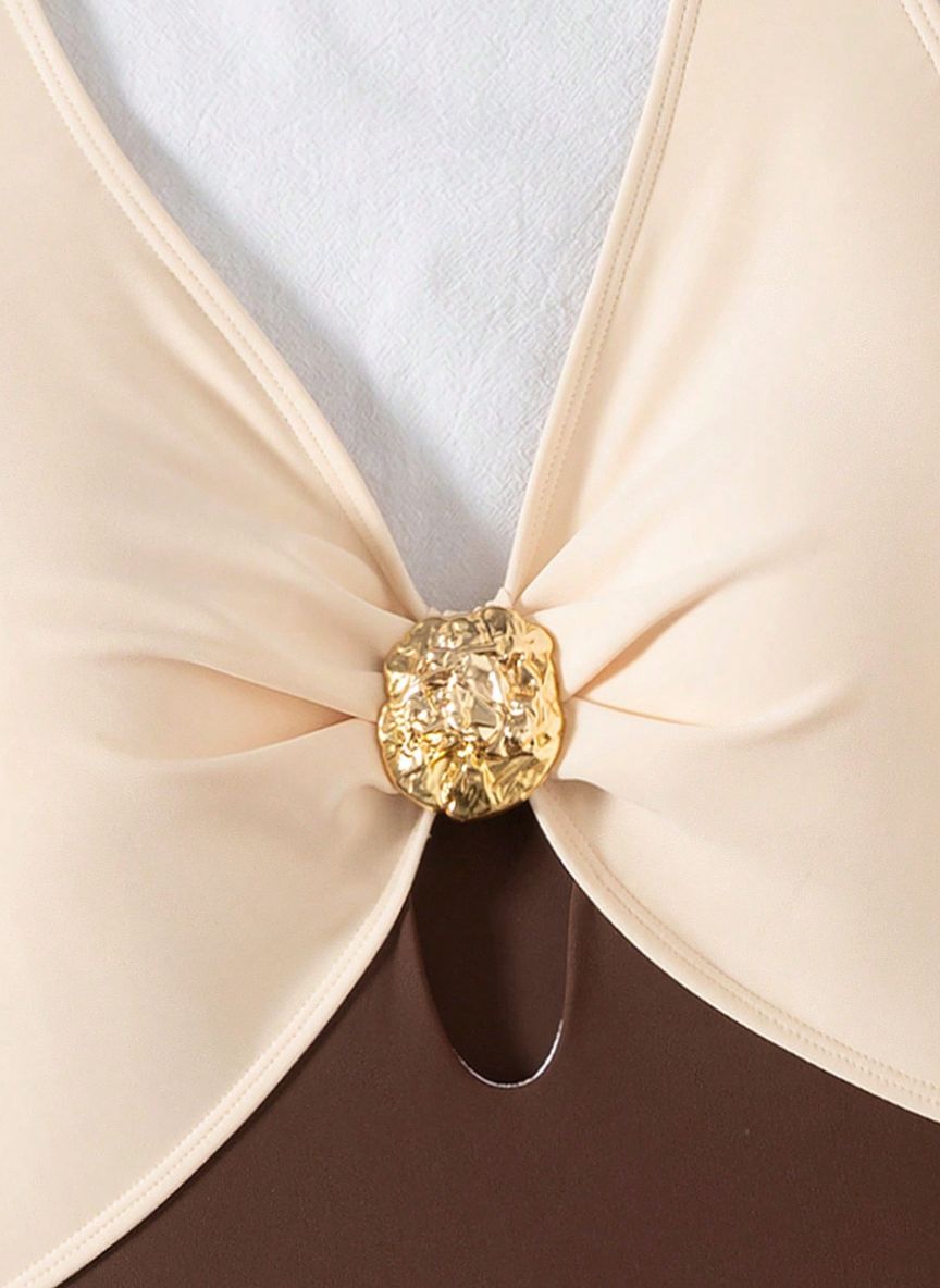 Maiô D’oro Atena: color block elegante, detalhe dourado e recorte vazado sutil. Modelagem com perna mais alta e bojo removível. Sofisticação para o verão.