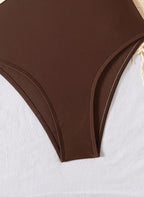 Maiô D’oro Atena: color block elegante, detalhe dourado e recorte vazado sutil. Modelagem com perna mais alta e bojo removível. Sofisticação para o verão.
