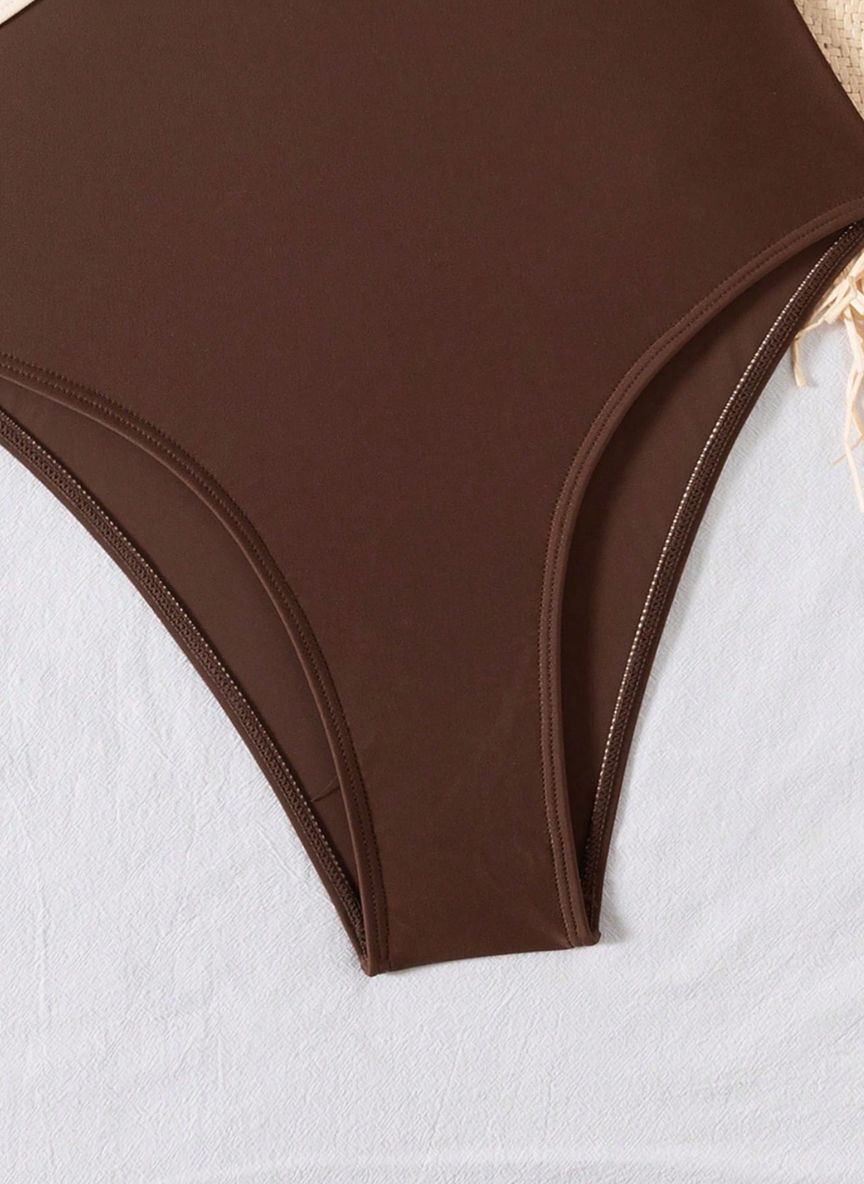 Maiô D’oro Atena: color block elegante, detalhe dourado e recorte vazado sutil. Modelagem com perna mais alta e bojo removível. Sofisticação para o verão.