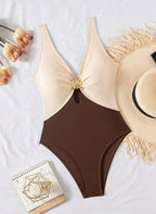 Maiô D’oro Atena: color block elegante, detalhe dourado e recorte vazado sutil. Modelagem com perna mais alta e bojo removível. Sofisticação para o verão.
