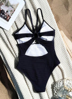 Eleve seu estilo com o Maiô Selina: tecido texturizado premium, detalhe em fivela de strass e design de costas abertas. O toque de luxo que seu verão merece. Confira.