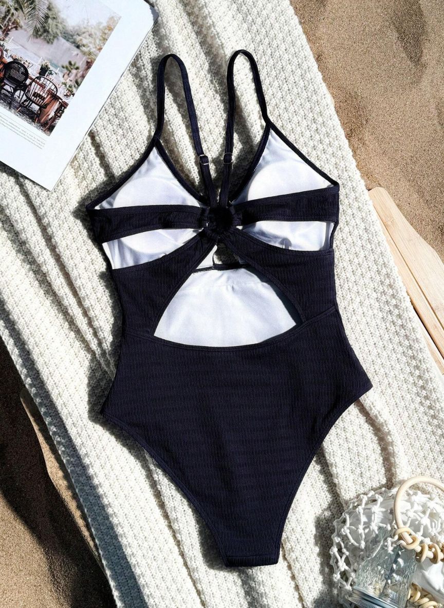 Eleve seu estilo com o Maiô Selina: tecido texturizado premium, detalhe em fivela de strass e design de costas abertas. O toque de luxo que seu verão merece. Confira.