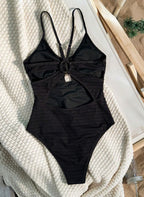 Eleve seu estilo com o Maiô Selina: tecido texturizado premium, detalhe em fivela de strass e design de costas abertas. O toque de luxo que seu verão merece. Confira.