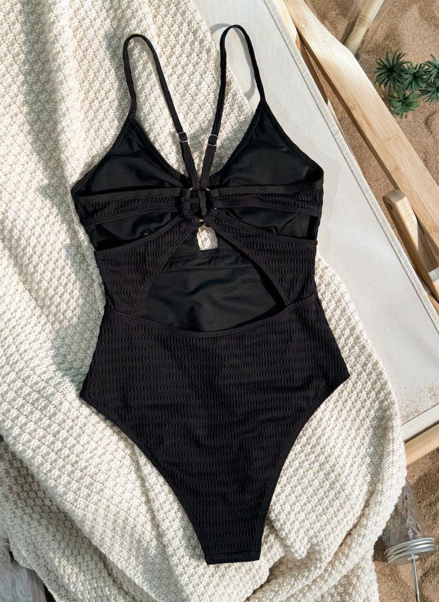 Eleve seu estilo com o Maiô Selina: tecido texturizado premium, detalhe em fivela de strass e design de costas abertas. O toque de luxo que seu verão merece. Confira.