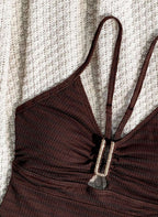 Eleve seu estilo com o Maiô Selina: tecido texturizado premium, detalhe em fivela de strass e design de costas abertas. O toque de luxo que seu verão merece. Confira.