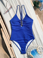 Eleve seu estilo com o Maiô Selina: tecido texturizado premium, detalhe em fivela de strass e design de costas abertas. O toque de luxo que seu verão merece. Confira.