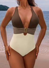 Descubra o Maiô Têmis: design color block que afina a cintura, decote profundo sofisticado e detalhe em fivela dourada. O luxo e a modelagem que você busca. Confira.