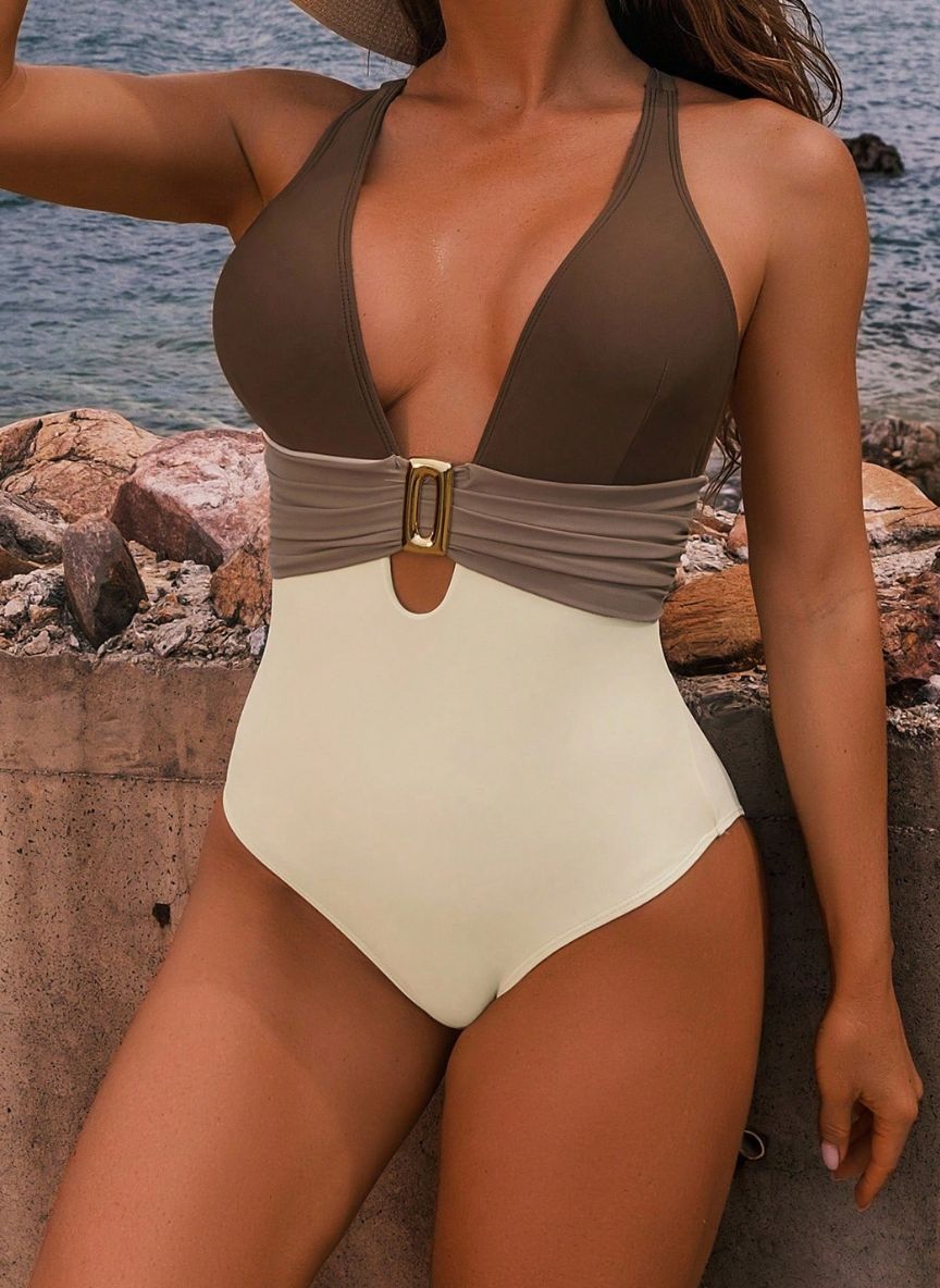 Descubra o Maiô Têmis: design color block que afina a cintura, decote profundo sofisticado e detalhe em fivela dourada. O luxo e a modelagem que você busca. Confira.