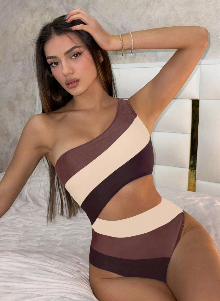 Conheça o Maiô Ártemis: design assimétrico de um ombro só, recorte vazado na cintura e estampa em blocos de cores que alonga a silhueta. Estilo e luxo. Confira.