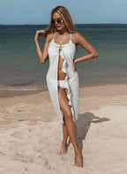 Saia de praia Étoile Ellie, tecido plissado semi-transparente, fenda lateral profunda e estrela do mar dourada. Preto e cáqui para um look resort luxuoso.