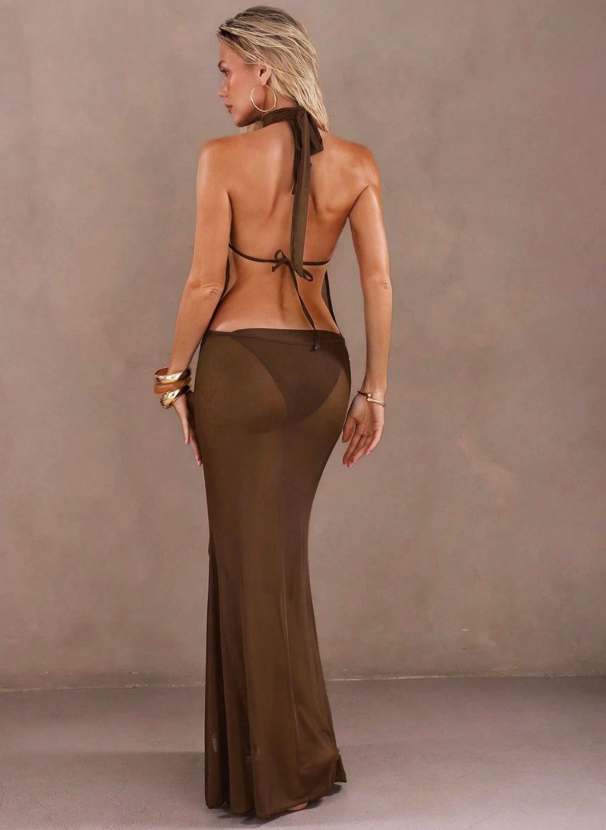 Saída Sylvie, vestido longo em malha caqui, decote drapeado profundo, costas nuas e amarração tie-back. O ápice da sensualidade e luxo para o seu verão.