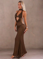 Saída Sylvie, vestido longo em malha caqui, decote drapeado profundo, costas nuas e amarração tie-back. O ápice da sensualidade e luxo para o seu verão.