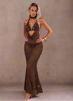 Saída Sylvie, vestido longo em malha caqui, decote drapeado profundo, costas nuas e amarração tie-back. O ápice da sensualidade e luxo para o seu verão.