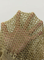 Vestido Darcy, tricô dourado vazado, gola alta drapeada, costas nuas e comprimento mini. Saída de praia luxuosa e iluminada para festas e férias à beira-mar.