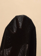 Vestido Lina, saída de praia longa, slim fit, alças finas, tecido vazado semi-transparente e fenda lateral profunda. Preto elegante para praia, resort e pós-mar