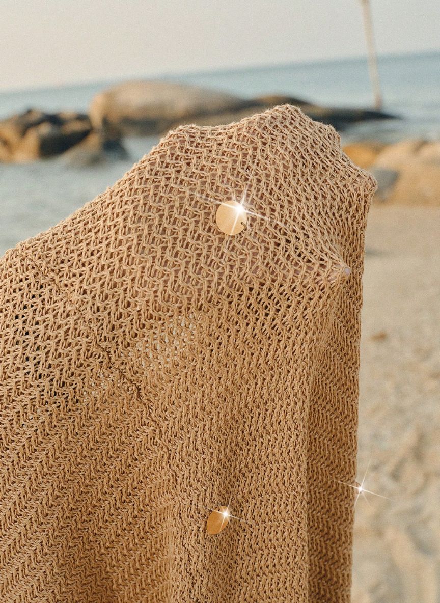 Vestido Adrienne, saída de praia em tricot vazado, detalhes em lantejoulas douradas e recorte na cintura. O brilho e a sofisticação do verão na Baha Morenna.