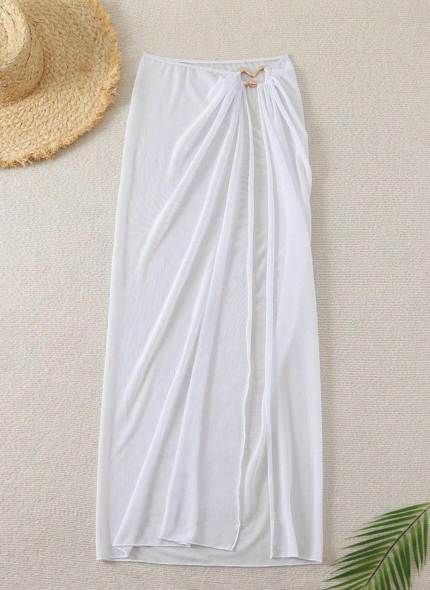 Saída de Praia Marselha, tecido malha slim fit, abertura lateral, nó ajustável e semi-transparente. O essencial sofisticado para transitar da praia ao resort.