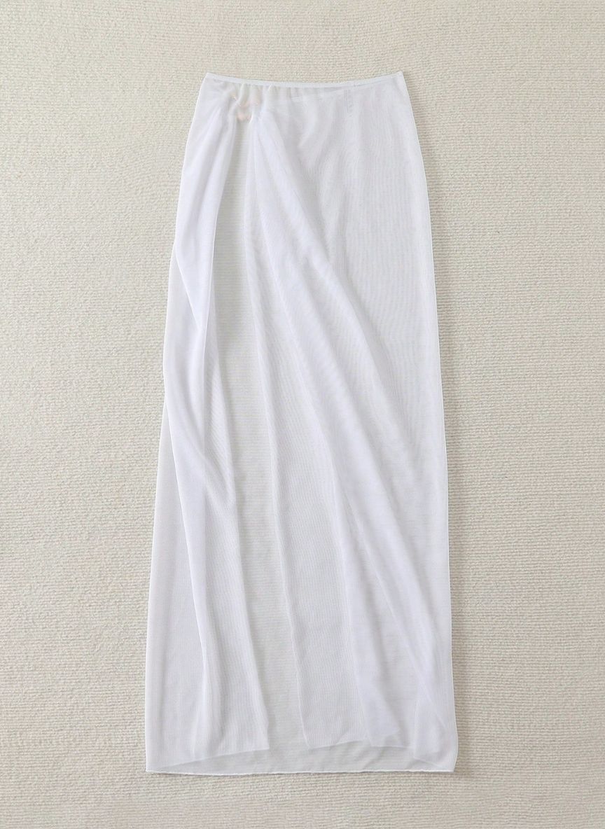 Saída de Praia Marselha, tecido malha slim fit, abertura lateral, nó ajustável e semi-transparente. O essencial sofisticado para transitar da praia ao resort.