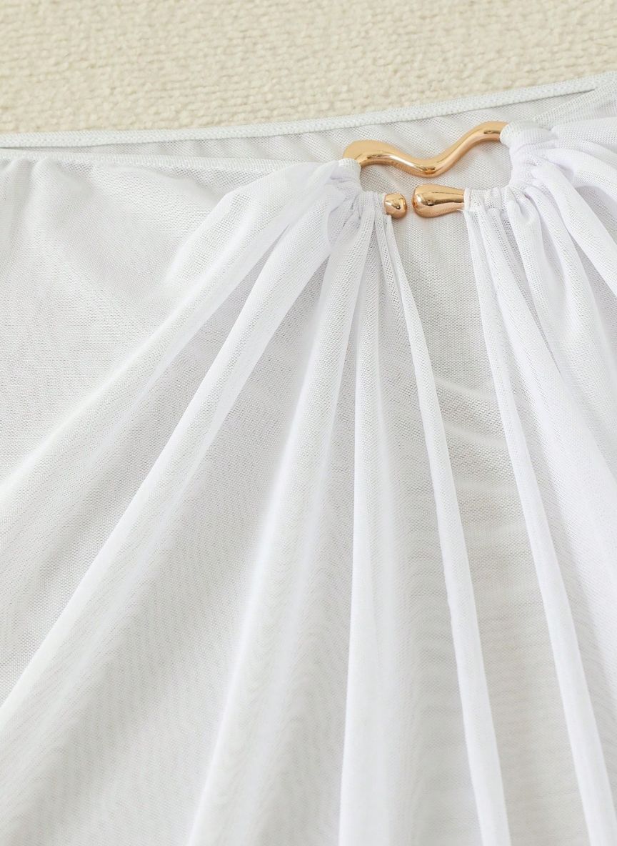Saída de Praia Marselha, tecido malha slim fit, abertura lateral, nó ajustável e semi-transparente. O essencial sofisticado para transitar da praia ao resort.