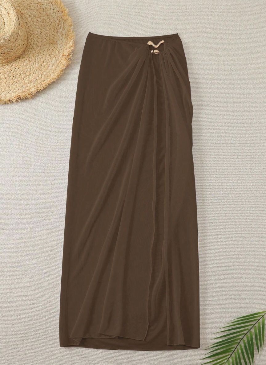 Saída de Praia Marselha, tecido malha slim fit, abertura lateral, nó ajustável e semi-transparente. O essencial sofisticado para transitar da praia ao resort.
