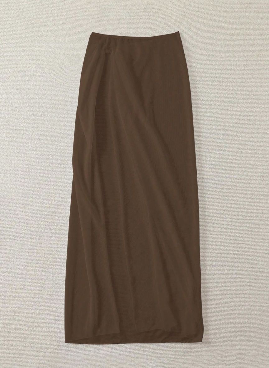 Saída de Praia Marselha, tecido malha slim fit, abertura lateral, nó ajustável e semi-transparente. O essencial sofisticado para transitar da praia ao resort.