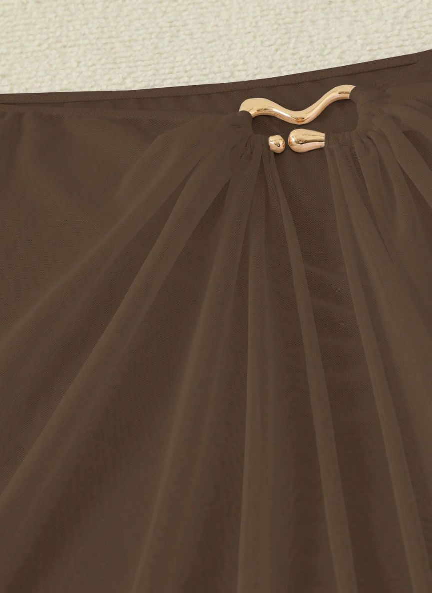 Saída de Praia Marselha, tecido malha slim fit, abertura lateral, nó ajustável e semi-transparente. O essencial sofisticado para transitar da praia ao resort.