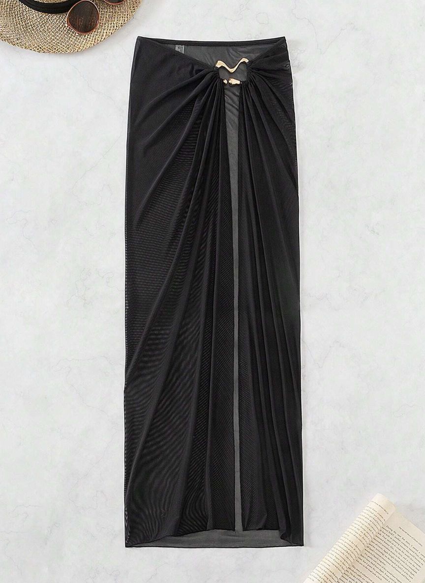 Saída de Praia Marselha, tecido malha slim fit, abertura lateral, nó ajustável e semi-transparente. O essencial sofisticado para transitar da praia ao resort.