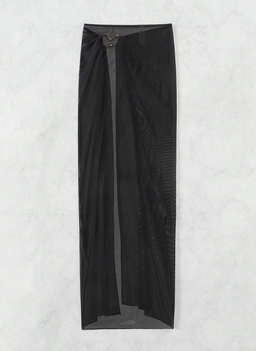 Saída de Praia Marselha, tecido malha slim fit, abertura lateral, nó ajustável e semi-transparente. O essencial sofisticado para transitar da praia ao resort.