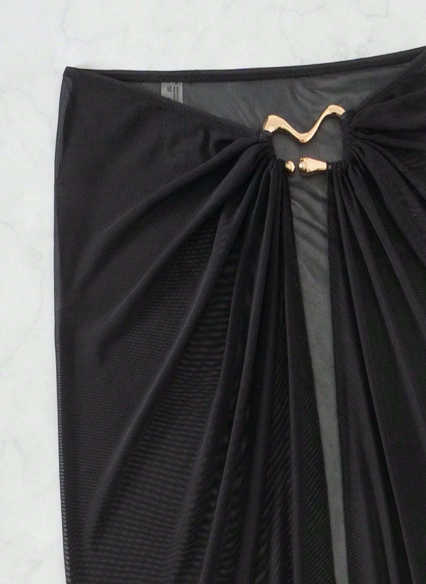 Saída de Praia Marselha, tecido malha slim fit, abertura lateral, nó ajustável e semi-transparente. O essencial sofisticado para transitar da praia ao resort.