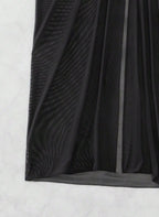 Saída de Praia Marselha, tecido malha slim fit, abertura lateral, nó ajustável e semi-transparente. O essencial sofisticado para transitar da praia ao resort.